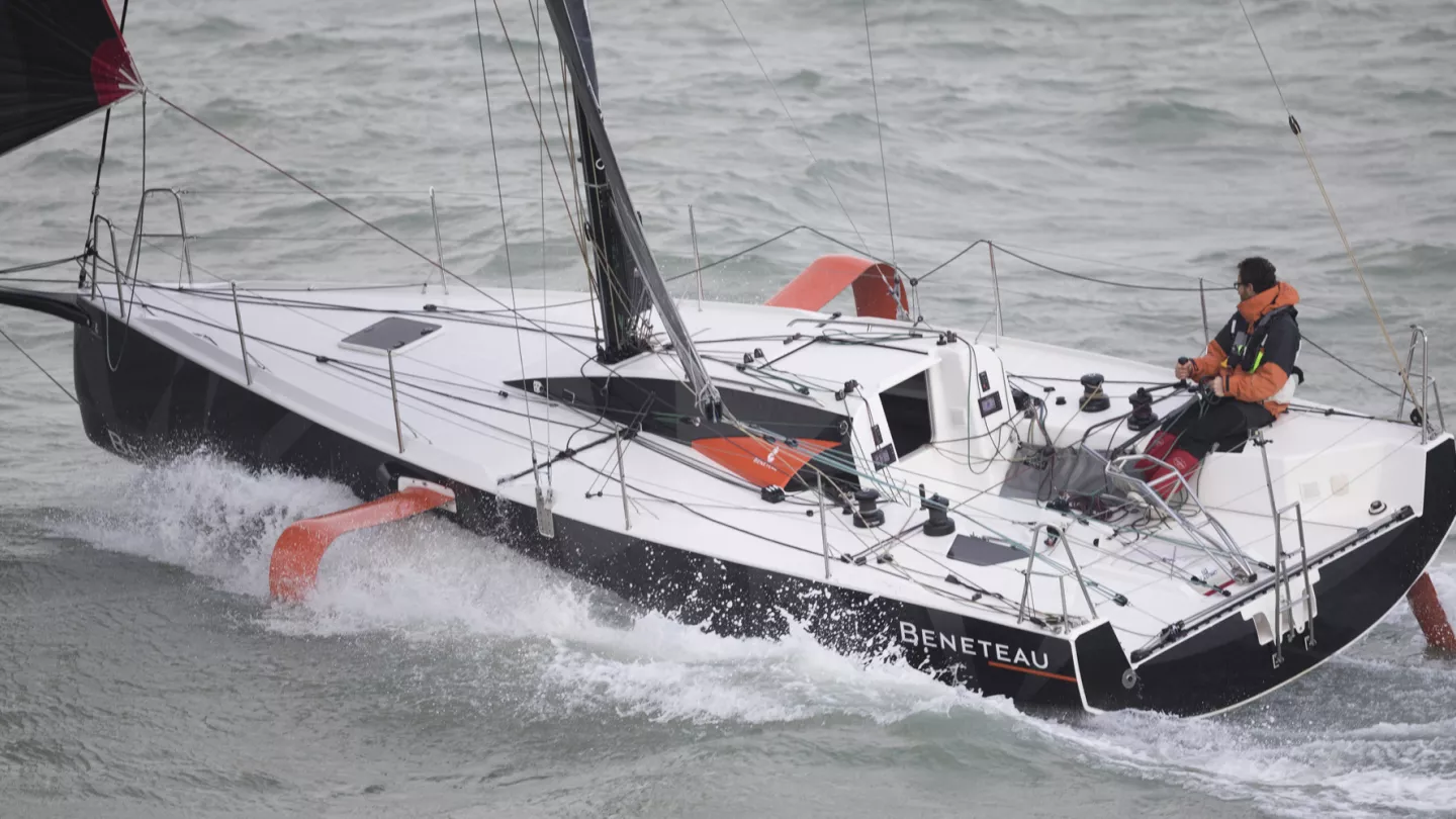 Figaro Bénéteau 3 en pleine mer au coucher du soleil